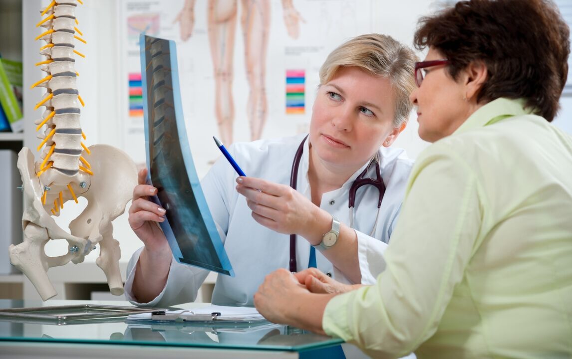 lekár dáva odporúčania na cervikálnu osteochondrózu